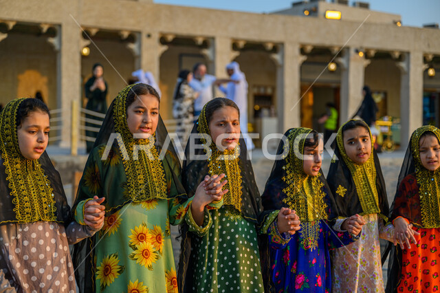 الاحتفال بالأعياد والمناسبات الوطنية, اليوم الوطني لدولة قطر 18 ديسمبر, الفخر والاعتزاز بالهوية القطرية, مفهوم الحب والانتماء للبلاد, مجموعة فتيات عربيات خليجيات قطريات ترتدين أزياء شعبية تحتفلن في إحدى فعاليات الدوحة