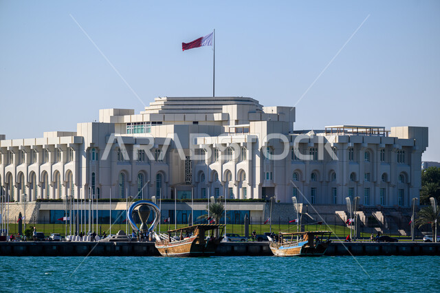 مبنى قصر الديوان الأميري القطري في مدينة الدوحة في النهار، الفن الهندسي المعماري للمباني الحكومية على الطراز الحديث, مركز الحكومة والمقر الرئيسي للحكم, المعالم والأماكن المشهورة في دولة قطر