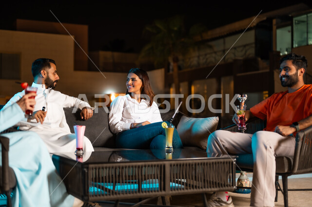 السهرات المسائية الممتعة في الأجواء الصيفية اللطيفة أمام المسبح، قضاء عطلة نهاية الأسبوع برفقة الأصدقاء في المطاعم والكافيهات، تبادل أطراف الحديث وبناء علاقات اجتماعية ناجحة بين العائلات والزملاء، تناول المشروبات الباردة المنعشة وتدخين الشيشة في الهواء الطلق