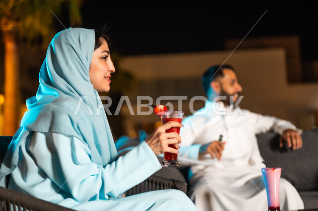 الاستمتاع بالمشروبات الباردة المنعشة وتدخين الشيشة بالهواء الطلق، بناء علاقات اجتماعية ناجحة وتبادل أطراف الحديث بين الزملاء الأزواج، قضاء عطلة نهاية الأسبوع برفقة الأصدقاء في المطاعم والكافيهات، السهرات المسائية الممتعة في الأجواء الصيفية اللطيفة أمام المسبح