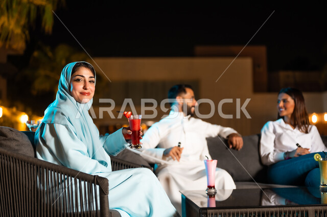 تناول المشروبات الباردة المنعشة وتدخين الشيشة في الهواء الطلق، بناء علاقات اجتماعية ناجحة وتبادل أطراف الحديث بين العائلات والزملاء، قضاء عطلة نهاية الأسبوع برفقة الأصدقاء في المطاعم والكافيهات، السهرات المسائية الممتعة في الأجواء الصيفية اللطيفة أمام المسبح