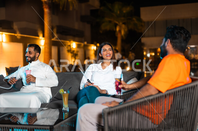 بناء علاقات اجتماعية ناجحة وتبادل أطراف الحديث بين العائلات والزملاء، قضاء عطلة نهاية الأسبوع برفقة الأصدقاء في المطاعم والكافيهات، السهرات المسائية الممتعة في الأجواء الصيفية اللطيفة أمام المسبح، تناول المشروبات الباردة المنعشة وتدخين الشيشة في الهواء الطلق