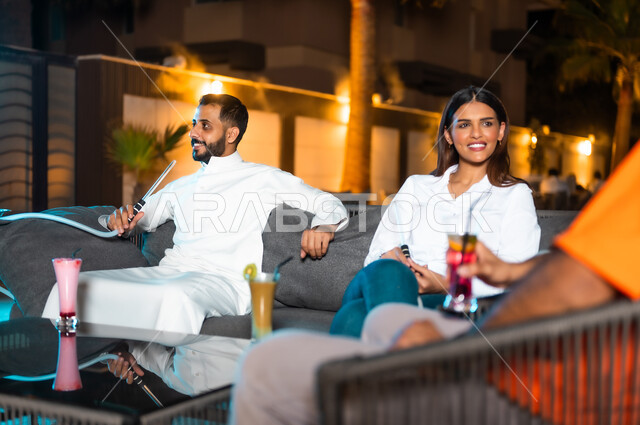 السهرة المسائية الممتعة في جو صيفي لطيف أمام المسبح، قضاء عطلة نهاية الأسبوع برفقة الأصدقاء في المطاعم والكافيهات، تبادل أطراف الحديث وبناء علاقات اجتماعية ناجحة بين العائلات والزملاء، تناول المشروبات الباردة المنعشة وتدخين الشيشة في الهواء الطلق