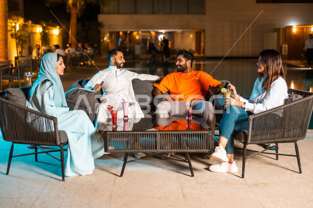 قضاء عطلة نهاية الأسبوع برفقة الأصدقاء في المطاعم والكافيهات، السهرات المسائية الممتعة في الأجواء الصيفية اللطيفة أمام المسبح، تبادل أطراف الحديث وبناء علاقات اجتماعية ناجحة بين العائلات والزملاء، تناول المشروبات الباردة المنعشة وتدخين الشيشة في الهواء الطلق