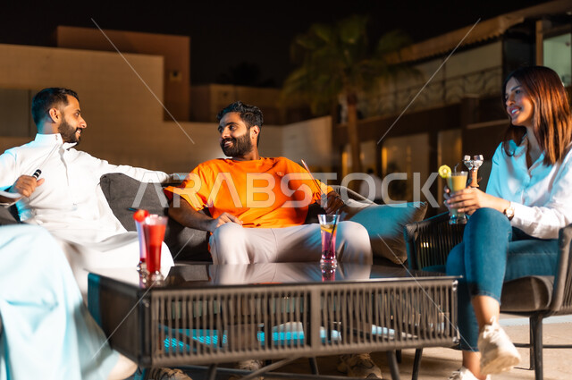 الأجواء الصيفية اللطيفة أمام المسبح، الاستمتاع بالمشروبات الباردة المنعشة وتدخين الشيشة بالهواء الطلق، بناء علاقات اجتماعية ناجحة وتبادل أطراف الحديث بين الزملاء الأزواج، قضاء عطلة نهاية الأسبوع برفقة الأصدقاء في المطاعم والكافيهات، السهرات المسائية الممتعة