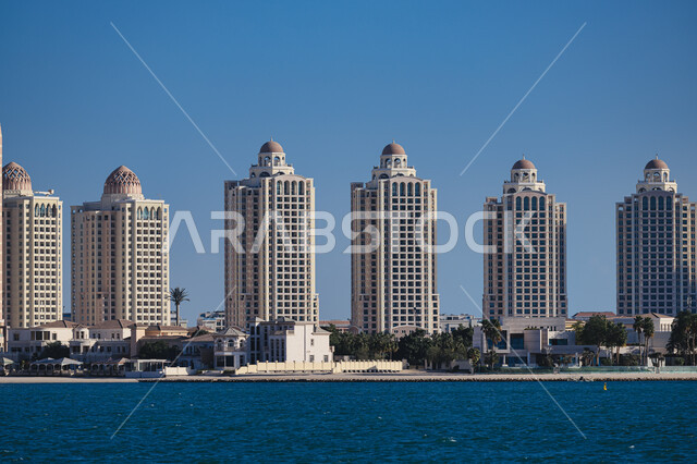 جزيرة اللؤلؤة الاصطناعية في مدينة الدوحة في النهار, الفن الهندسي المعماري للأبراج وناطحات السحاب على الطراز الحديث, الفنادق والمنتجعات السياحية الفاخرة, أماكن ومعالم السياحة المشهورة في قطر, جذب واستقطاب السياح من أنحاء العالم