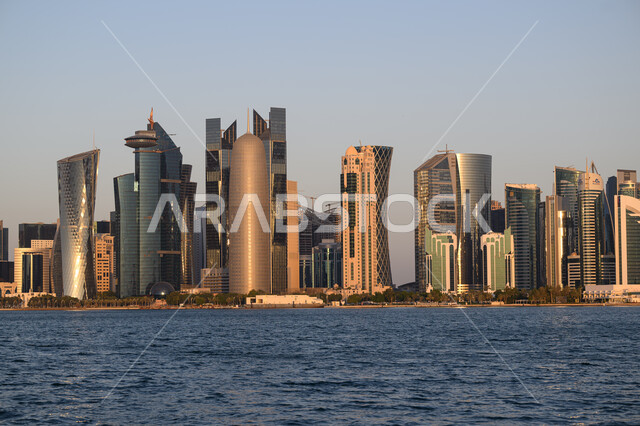 المباني والمنشآت المطلة على البحر في مدينة الدوحة في النهار, الفن الهندسي المعماري لبناء الأبراج وناطحات السحاب على الطراز الحديث, المعالم والأماكن السياحية المشهورة في قطر, جذب واستقطاب السياح من جميع أنحاء العالم