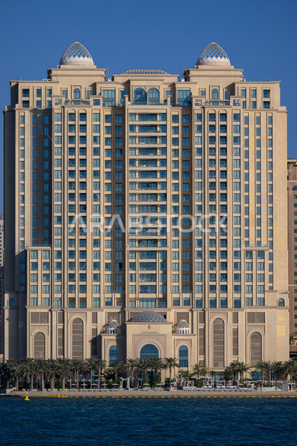 فندق فور سيزونز في مدينة الدوحة في النهار, الفن الهندسي المعماري للأبراج وناطحات السحاب على الطراز الحديث, الفنادق والمنتجعات الفاخرة في قطر, الأماكن والمعالم السياحية المشهورة, جذب واستقطاب السياح من أنحاء العالم