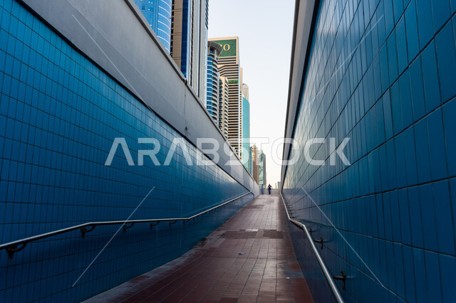 المباني والمنشآت السكنية على الطراز الحديث في الإمارات العربية المتحدة، ممر للمشاة تحت شارع الشيخ زايد بمدينة دبي، الاهتمام بالبنية التحتية، النمو والتقدم والتوسع العمراني، الفن الهندسي المعماري للأبراج وناطحات السحاب