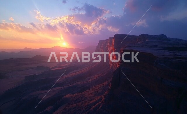 المناظر الطبيعية  في وادي عند الغروب، المناخ القاسي و الجاف في الصحاري الواسعة، القمم والمرتفعات الجبلية في السعودية، التضاريس والكثبان الرملية، التكوينات الصخرية والمنحدرات الوعرة، تشكلات الصخور والحجارة في صحراء المملكة، مناطق السياحة في الطبيعة