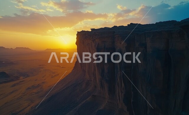 المناظر الطبيعية  في وادي عند الغروب، المناخ القاسي و الجاف في الصحاري الواسعة، القمم والمرتفعات الجبلية في السعودية، التضاريس والكثبان الرملية، التكوينات الصخرية والمنحدرات الوعرة، تشكلات الصخور والحجارة في صحراء المملكة، مناطق السياحة في الطبيعة