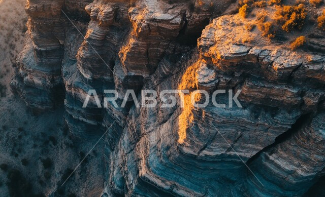 تشكلات الصخور والحجارة في صحراء المملكة، التكوينات الصخرية والمنحدرات الوعرة، مناطق السياحة في الطبيعة، المناظر الطبيعية  في وادي عند الغروب، المناخ القاسي و الجاف في الصحاري الواسعة، القمم والمرتفعات الجبلية في السعودية، التضاريس والكثبان الرملية