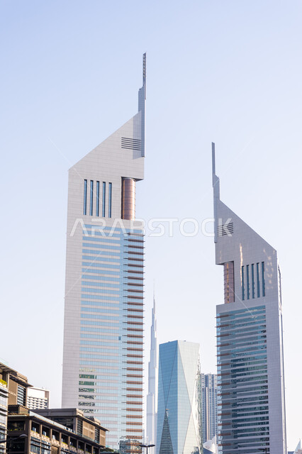 المنشآت والمباني التجارية، التصميم المميز على الطراز الحديث لبرجي التوأم (أبراج الديرة) في مدينة دبي، التقدم والنمو العمراني وتحسين وتطوير البنية التحتية، الفن الهندسي المعماري للأبراج وناطحات السحاب في الإمارات العربية المتحدة، مكان ومعلم سياحي مشهور