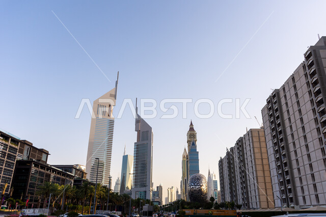 التصميم المميز على الطراز الحديث لبرجي التوأم (أبراج الديرة) في مدينة دبي، المنشآت والمباني التجارية، التقدم والنمو العمراني وتحسين وتطوير البنية التحتية، الفن الهندسي المعماري للأبراج وناطحات السحاب في الإمارات العربية المتحدة، مكان ومعلم سياحي مشهور