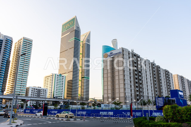 التصميم المميز على الطراز الحديث لفندق فوكو في مدينة دبي في النهار، تأمين مصفات للسيارات، التقدم العمراني وتحسين البنية التحتية، المنشآت والمباني التجارية، الفن الهندسي المعماري للأبراج وناطحات السحاب في الإمارات العربية المتحدة، جذب السياح من أنحاء العالم