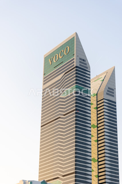 جذب واستقطاب السياح من شتى أنحاء العالم، التصميم المميز على الطراز الحديث للفنادق والمنتجعات الفاخرة، صورة مقربة لفندق فوكو في مدينة دبي في النهار، المنشآت والمباني التجارية، الفن الهندسي المعماري للأبراج وناطحات السحاب في الإمارات العربية المتحدة