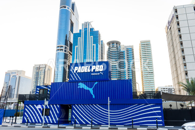 مكان ممارسة هواية التنس، جذب واستقطاب السياح والرياضيين من شتى أنحاء العالم، التصميم المميز على الطراز الحديث لملعب بادل برو في مدينة دبي في النهار، الفن الهندسي المعماري للأبراج وناطحات السحاب، ملاعب لرياضة كرة المضرب في الإمارات العربية المتحدة