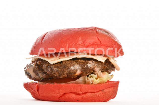 ساندويش البرجر اللذيذ بطبقات اللحم الطازج والجبن الذائب مع الطماطم والخس, مأكولات عربيه, وصفات طعام شهيه, وجبات طعام سريعه