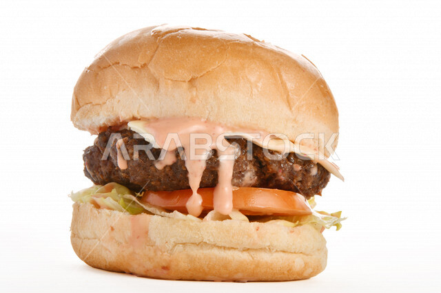 ساندويش البرجر اللذيذ بطبقات اللحم الطازج والجبن الذائب مع الطماطم والخس, مأكولات عربيه, وصفات طعام شهيه, وجبات طعام سريعه