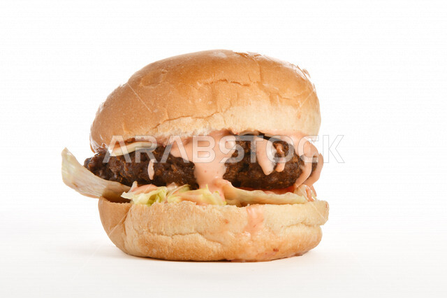 ساندويش البرجر اللذيذ بطبقات اللحم الطازج والجبن الذائب مع الطماطم والخس, مأكولات عربيه, وصفات طعام شهيه, وجبات طعام سريعه