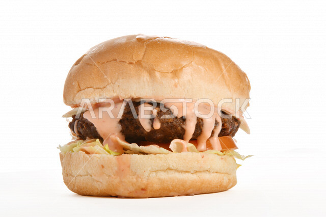 ساندويش البرجر اللذيذ بطبقات اللحم الطازج والجبن الذائب مع الطماطم والخس, مأكولات عربيه, وصفات طعام شهيه, وجبات طعام سريعه