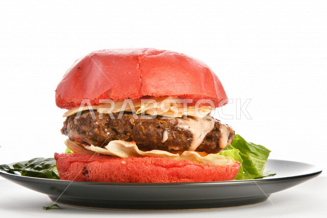 ساندويش البرجر اللذيذ بطبقات اللحم الطازج والجبن الذائب مع الطماطم والخس, مأكولات عربيه, وصفات طعام شهيه, وجبات طعام سريعه