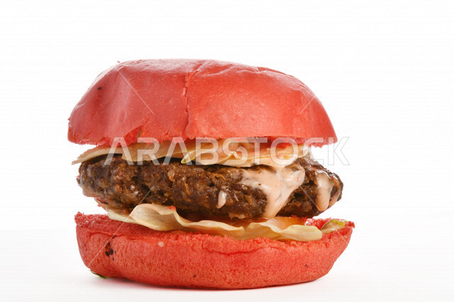 ساندويش البرجر اللذيذ بطبقات اللحم الطازج والجبن الذائب مع الطماطم والخس, مأكولات عربيه, وصفات طعام شهيه, وجبات طعام سريعه