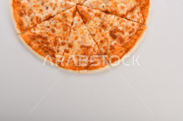 فطيرة البيتزا الشهيه مخبوزه مع الاجبان الذائبه, فطيرة البيتزا مقسمه, اكلات شهيه, طريقة اعداد وتقديم البيتزا