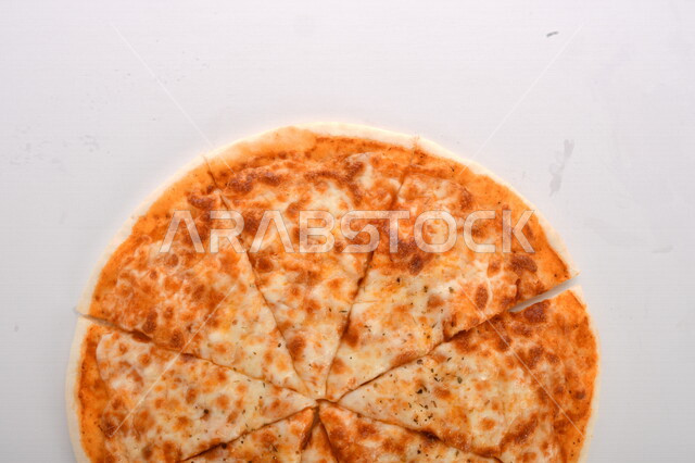 فطيرة البيتزا الشهيه مخبوزه مع الاجبان الذائبه, فطيرة البيتزا مقسمه, اكلات شهيه, طريقة اعداد وتقديم البيتزا