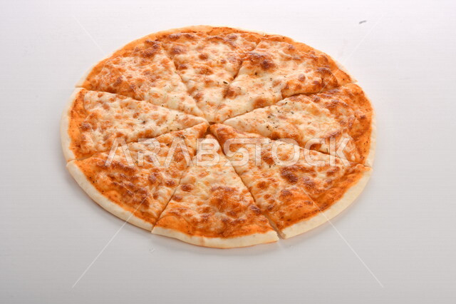 فطيرة البيتزا الشهيه مخبوزه مع الاجبان الذائبه, فطيرة البيتزا مقسمه, اكلات شهيه, طريقة اعداد وتقديم البيتزا