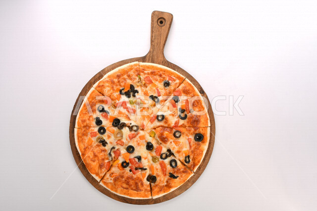 فطيرة البيتزا الشهيه مخبوزه مع الخضار والجبن, فطيرة البيتزا مقسمه, اكلات شهيه, طريقة اعداد وتقديم البيتزا