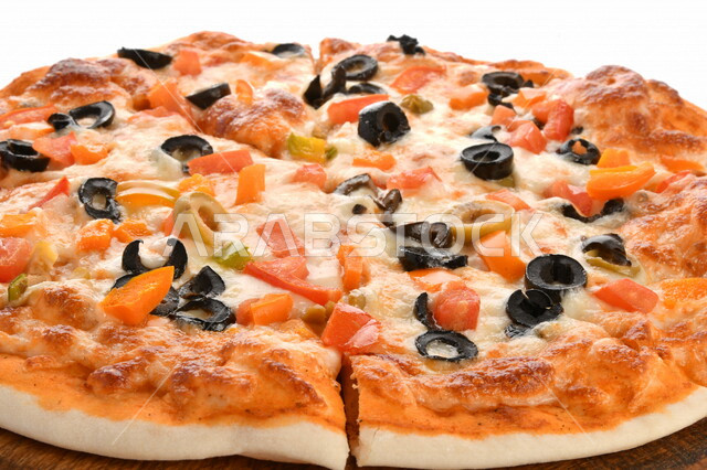 فطيرة البيتزا الشهيه مخبوزه مع الخضار والجبن, فطيرة البيتزا مقسمه, اكلات شهيه, طريقة اعداد وتقديم البيتزا