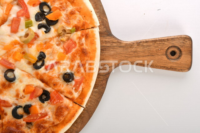 فطيرة البيتزا الشهيه مخبوزه مع الخضار والجبن, فطيرة البيتزا مقسمه, اكلات شهيه, طريقة اعداد وتقديم البيتزا