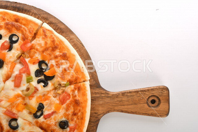 فطيرة البيتزا الشهيه مخبوزه مع الخضار والجبن, فطيرة البيتزا مقسمه, اكلات شهيه, طريقة اعداد وتقديم البيتزا