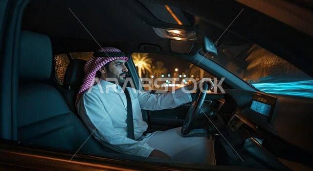 خدمات النقل الامنة، رجل عربي خليجي سعودي يرتدي الثوب التقليدي والشماغ يجلس بداخل السيارة ويضع حزام الامان يمسك بالمقود، خدمة توصيل الركاب، دروس تعليم قيادة السيارات
