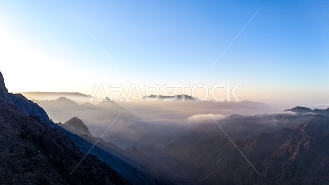 الطبيعة والتكوينات الصخرية في المناطق الجبلية, القمم والمرتفعات والهضاب في محافظة سراة عبيدة, جبال في منطقة عسير في النهار, المعالم والأماكن السياحية الطبيعية في المملكة العربية السعودية