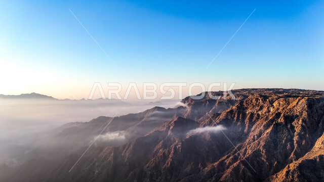  جبال في منطقة عسير في النهار, الطبيعة والتكوينات الصخرية في المناطق الجبلية, القمم والمرتفعات والهضاب في محافظة سراة عبيدة, المعالم والأماكن السياحية الطبيعية في المملكة العربية السعودية