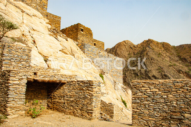 التضاريس الصخرية والقمم والمرتفعات الجبلية، المباني والبيوت الحجرية التراثية، قرية ذي عين الأثرية في مدينة الباحة جنوب المملكة العربية السعودية، المعالم السياحية التاريخية المشهورة، أماكن طبيعية لجذب واستقطاب السياح، فن العمارة العربية القديمة العريقة