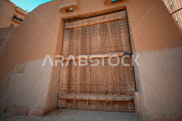 بوابة الثميري أحد بوابات السور القديم لمدينة الرياض من الجهة الشرقية، الأماكن السياحية المشهورة في المملكة، الحصون الدفاعية القديمة المبنية من الطوب والطين بأسلوب تقليدي، معالم بارزة في منطقة قصر الحكم في شارع الملك فيصل، المباني التاريخية العريقة بالسعودية