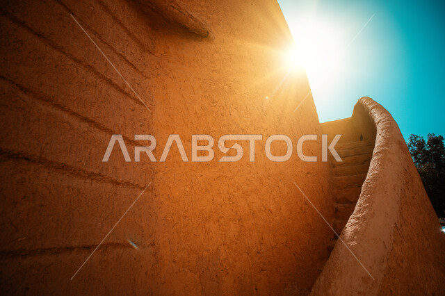 المباني التاريخية العريقة بالسعودية، الحصون الدفاعية القديمة المبنية من الطوب والطين بأسلوب تقليدي، معالم بارزة في منطقة قصر الحكم في شارع الملك فيصل، بوابة الثميري أحد بوابات السور القديم لمدينة الرياض من الجهة الشرقية، الأماكن السياحية المشهورة في المملكة