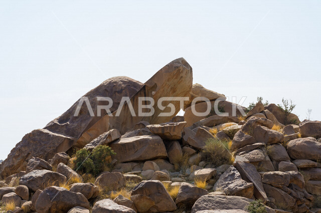 Skønheden i klippeformationerne i landsbyen Bani Saad i Taif i Kongeriget Saudi-Arabien, naturlige og arkæologiske vartegn, bjerge, træer og klipper, den maleriske natur i Saudi-Arabien