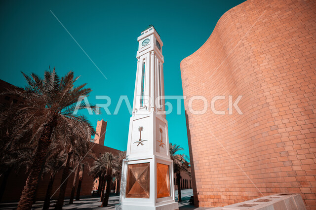 المعالم التاريخية البارزة في المملكة العربية السعودية، الفن الهندسي المعماري في بناء برج ساعة الصفاة في ساحة الديرة بمدينة الرياض، أماكن حضارية تجذب السياح والزوار، صورة من الأسفل لمبنى (بيغ بن) الرياض الناطقة قرب قصر الحكم في ساحة العدل