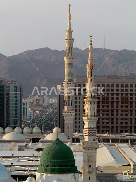 صورة جوية إبداعية للمسجد النبوي الشريف في المدينة المنورة في المملكة العربية السعودية ، العبادة و التقرب الى الله , الحرم النبوي الشريف , مسجد النبي محمد , صورة لمئذنة وقبة المسجد النبوي الشريف ، المدينة المنورة