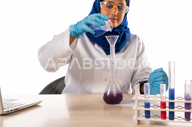طبيبة مختبرات طبيه عربيه سعوديه خليجيه ترتدي معطف أبيض، إجراء التفاعلات الكيميائيه  داخل المختبر، تجارب و أبحاث طبيه، تسجيل النتائج و الملاحظات, دراسات وتحاليل, مواد كيميائيه