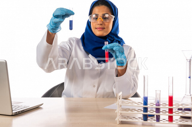 طبيبة مختبرات طبيه عربيه سعوديه خليجيه ترتدي معطف أبيض، إجراء التفاعلات الكيميائيه  داخل المختبر، تجارب و أبحاث طبيه، تسجيل النتائج و الملاحظات, دراسات وتحاليل, مواد كيميائيه