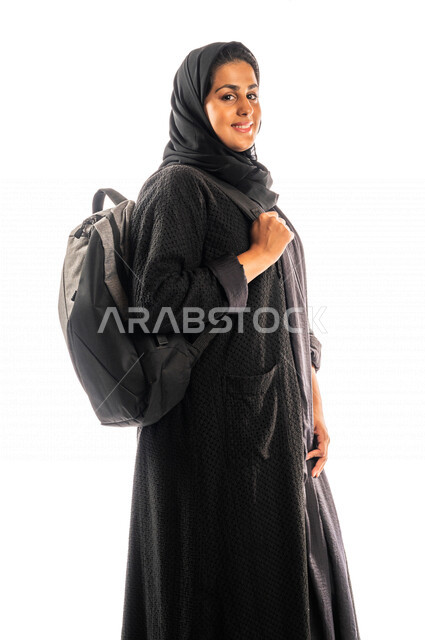 طالبه  جامعيه عربيه سعوديه خليجيه تحمل الحقيبه الجامعيه, الاستعداد للعام الدراسي الجامعي الجديد, تلميذه مجتهده متشوقه للذهاب الى الجامعه, مدارس وجامعات, التعليم في المملكه العربيه السعوديه