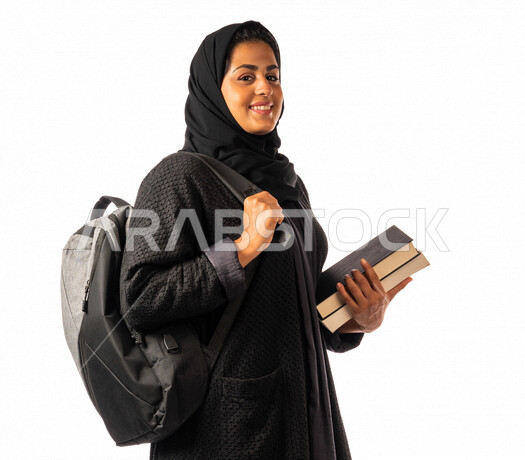 طالبه  جامعيه عربيه سعوديه خليجيه تحمل الكتب والحقيبه الجامعيه, الاستعداد للعام الدراسي الجامعي الجديد, تلميذه مجتهده متشوقه للذهاب الى الجامعه, مدارس وجامعات, التعليم في المملكه العربيه السعوديه