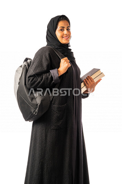 طالبه  جامعيه عربيه سعوديه خليجيه تحمل الكتب والحقيبه الجامعيه, الاستعداد للعام الدراسي الجامعي الجديد, تلميذه مجتهده متشوقه للذهاب الى الجامعه, مدارس وجامعات, التعليم في المملكه العربيه السعوديه
