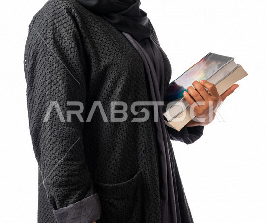 طالبه  جامعيه عربيه سعوديه خليجيه تحمل الكتب والحقيبه الجامعيه, الاستعداد للعام الدراسي الجامعي الجديد, تلميذه مجتهده متشوقه للذهاب الى الجامعه, مدارس وجامعات, التعليم في المملكه العربيه السعوديه