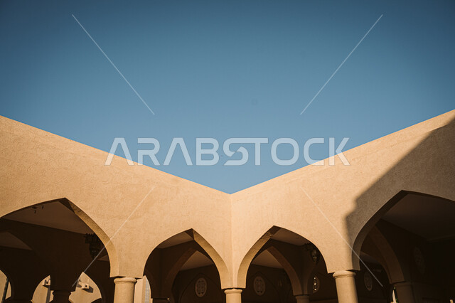 الاعتماد على الطراز التاريخي القديم في تصميم المباني في السلطنة، مكان المتاجرة بالأغنام في سوق نزوى بعمان، بيع وشراء حيوانات الماعز والخروف وأضاحي العيد، الأسواق المحلية الشعبية، التعرف على التاريخ العماني